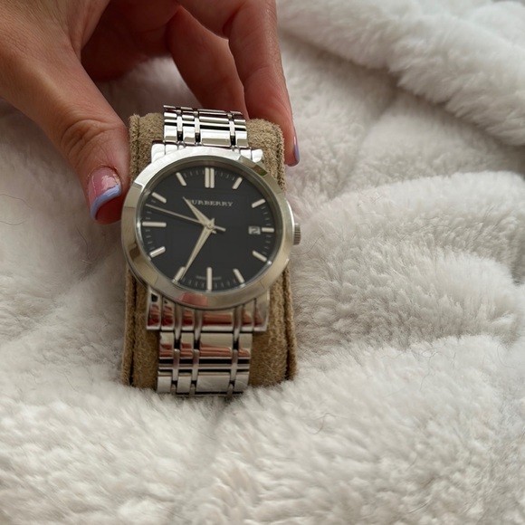 Burberry watch - Picture 1 of 7